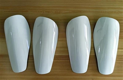 Kohandatavad valged läikivad süsinikkiust säärekaitsed